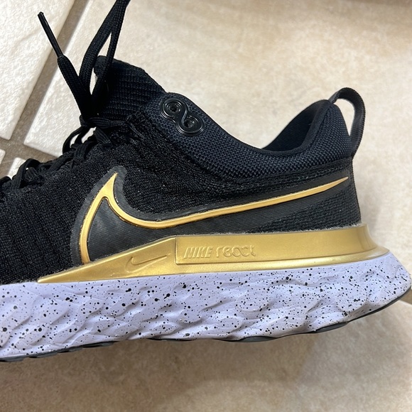 Nike women’s 8.5 react flyknit black tennis shoe - Picture 7 of 9